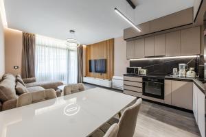 Hill Side Suite 3 by PS