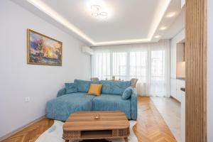 Cozy Chic Flat Stylish Center