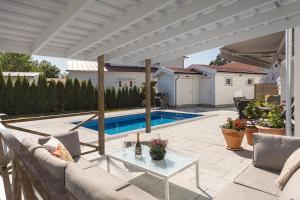 Exklusivt boende med pool & öppen spis