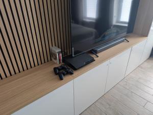 Helles Studio mit Arbeitsplatz und Balkon