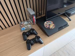 Helles Studio mit Arbeitsplatz und Balkon