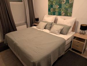 Helles Studio mit Arbeitsplatz und Balkon