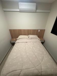 Apto com varanda e ótima localização