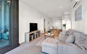 Lvl 42 2B1B Apartment with City Views - Central CBD Location