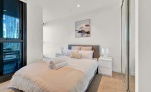 Lvl 42 2B1B Apartment with City Views - Central CBD Location