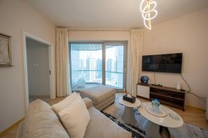 Homes & Beyond l 2BR in the Heart of Dubai Marina