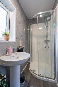 Hen & Stag Hideaway - HUGE, Unique and Sleeps 15