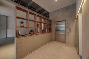 Moderno apartaestudio con balcón en Laureles