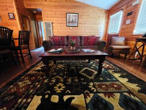 Bear Escapes II Affordable Luxury Cabin