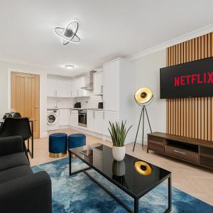 Stylish 3-Bedroom Greenwich Apartment 2 Bath Pad & Free Parking