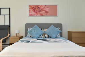 Bike, Hike, Relax -Cozy Stay by BLT & Bluff Trail