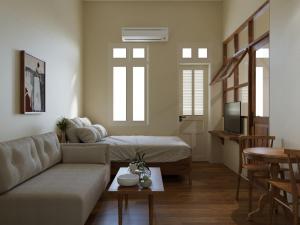 Maison de ChloƩ Apartment-Hanoi Center-Full Balcony-Washer