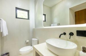 Modern 1BR with Spacious Living Room