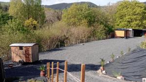 Llandovery - Lodge - Sleeps 2 - Parking - Hot Tub