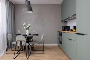 Modern and Bright Apartment with Parking Perfect for Remote Working by Noclegi Renters