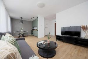 Modern and Bright Apartment with Parking Perfect for Remote Working by Noclegi Renters