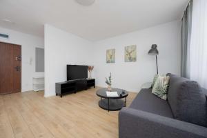 Modern and Bright Apartment with Parking Perfect for Remote Working by Noclegi Renters