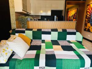Premium 1BR suite Modern Filipino at BGC w balcony