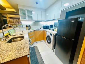 Premium 1BR suite Modern Filipino at BGC w balcony