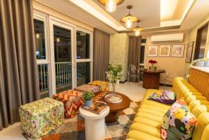 Premium 1BR suite Modern Filipino at BGC w balcony