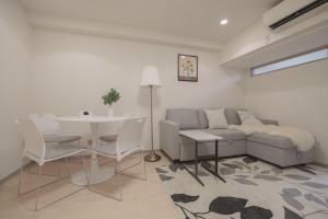 1 minute from Higashi-Shinjuku Station Large living room