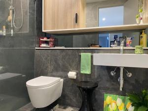 Airport Luxury Like New Sunny Home Long Term Preferred