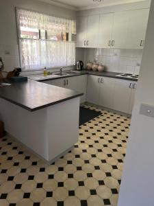 Quiet court easy stroll shops 500 metres from Centro