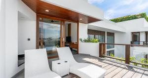 New Luxury 5BR Villa with Glass Infinity Pool in the Heart of Canggu