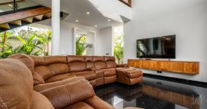 New Luxury 5BR Villa with Glass Infinity Pool in the Heart of Canggu