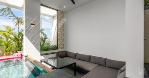 New Luxury 5BR Villa with Glass Infinity Pool in the Heart of Canggu