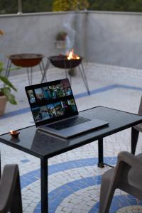 TicAna 2 bedroom living & Kitchen with lake view garden rooftop