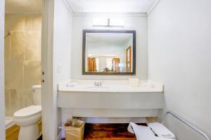 Queen Bed Non-Smoking room in Cozy Garden Inn By OYO Hwy 40 Richmond
