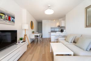 Castle Harbour Apartment with Heated Pool