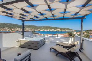 Villa Dalmatian Child with swimming pool, close to the beach