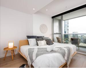 MEL WSP irresistible 3br2ba Apt Parking Pool GYM