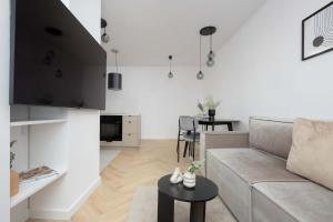 Bright Apartment Close to PGE with Parking by Noclegi Renters