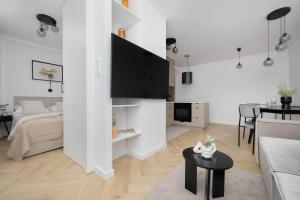 Bright Apartment Close to PGE with Parking by Noclegi Renters