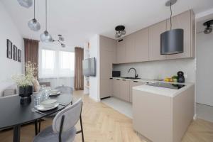 Bright Apartment Close to PGE with Parking by Noclegi Renters