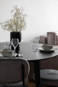 Bright Apartment Close to PGE with Parking by Noclegi Renters