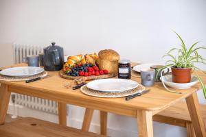 Stylish Coastal Living in the Heart of Dartmouth