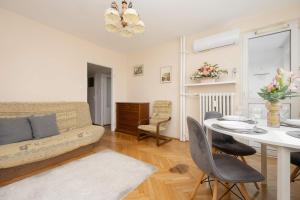 Downtown Apartment near Metro with Balcony&AC by Noclegi Renters