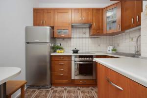 Downtown Apartment near Metro with Balcony&AC by Noclegi Renters