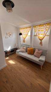 BC14 Cosy sunlit studio