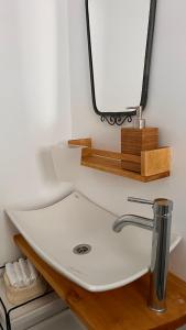 BC14 Cosy sunlit studio