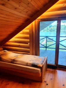 Atostogų namelis ant ežero kranto