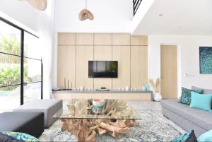 Sleeps 20 people close to Finns Beach Club & Atlas