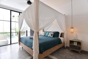 Sleeps 20 people close to Finns Beach Club & Atlas