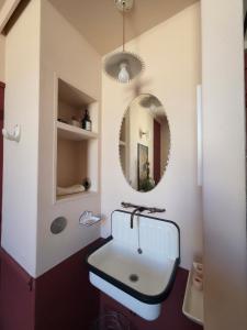 Appartements Maison des Remparts Intra-Muros spacieuse Patio avec Bassin Wifi Parking Gratuit : photos des chambres