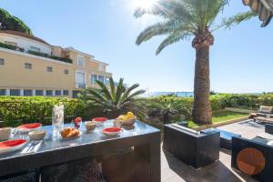 3-Br Apartment with Private Pool & Sea View