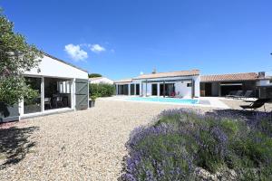 203 Lenvironnementale Villa with pool